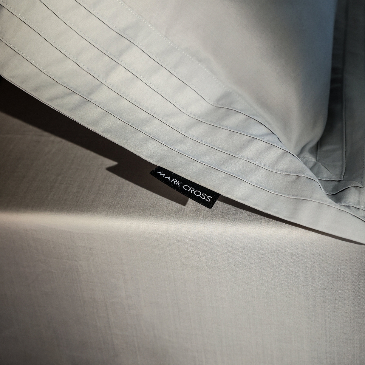 91家纺网 家纺一手货源 找家纺 佳汐蓝家纺 2025新款静奢简约高级质感超细旦天丝棉磨毛系列四件套-热可可 蒙太奇-远天蓝