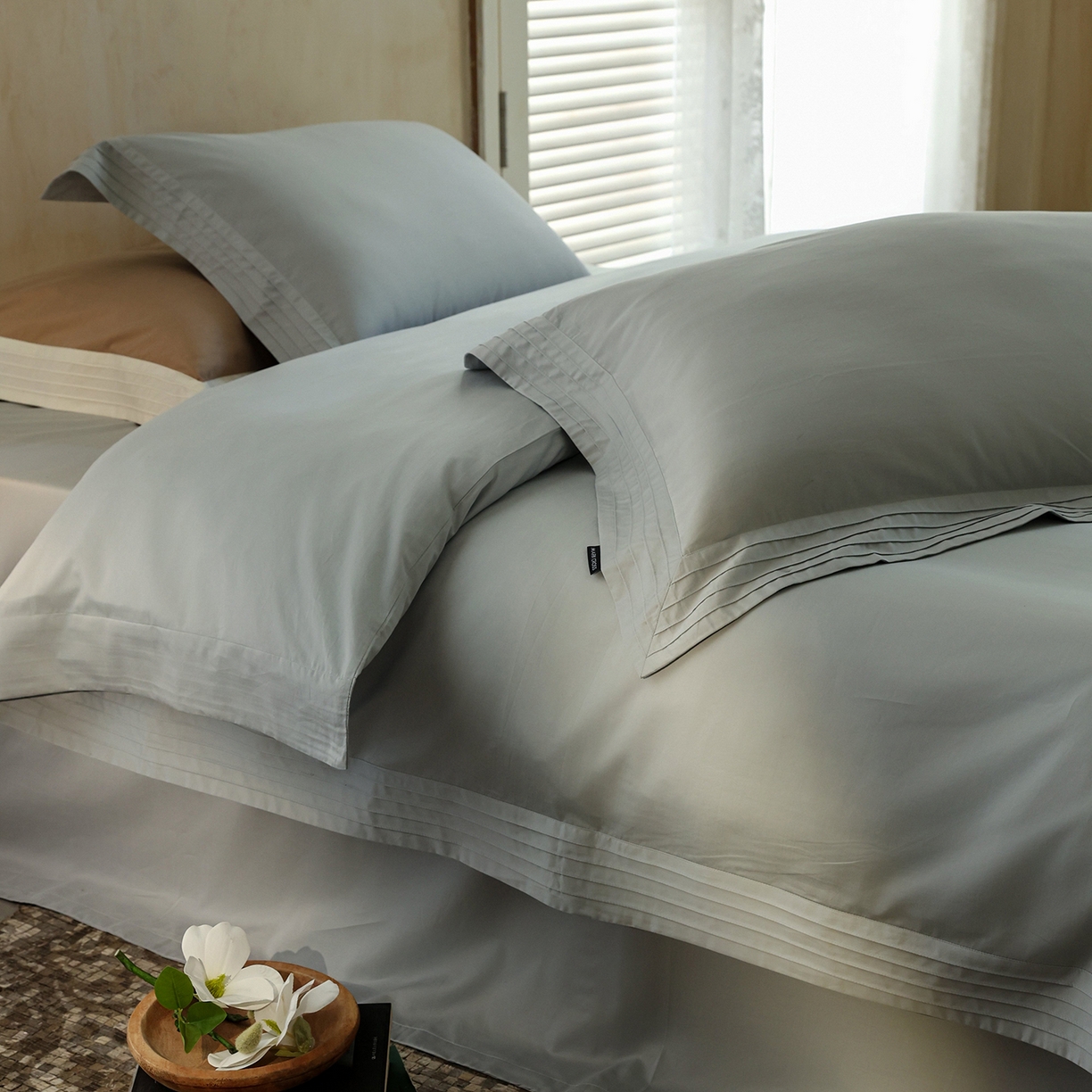 91家纺网 家纺一手货源 找家纺 佳汐蓝家纺 2025新款静奢简约高级质感超细旦天丝棉磨毛系列四件套-热可可 蒙太奇-远天蓝