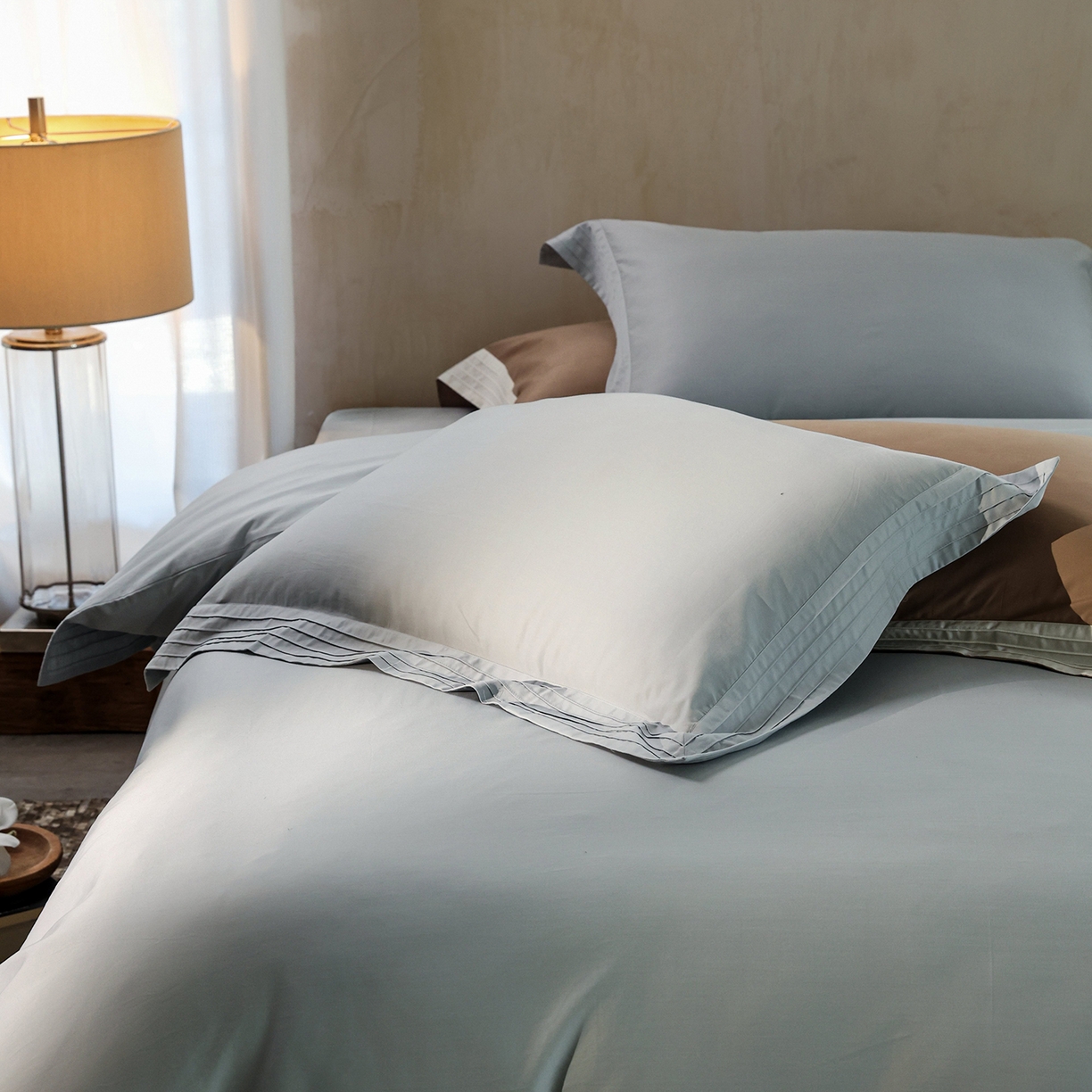 91家纺网 家纺一手货源 找家纺 佳汐蓝家纺 2025新款静奢简约高级质感超细旦天丝棉磨毛系列四件套-热可可 蒙太奇-远天蓝