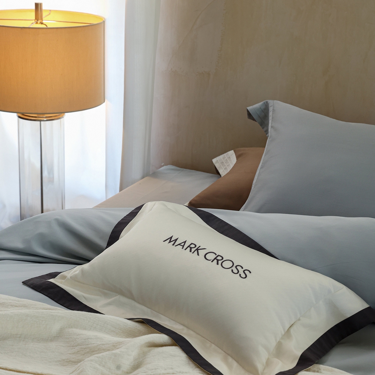 91家纺网 家纺一手货源 找家纺 佳汐蓝家纺 2025新款静奢简约高级质感超细旦天丝棉磨毛系列四件套-热可可 蒙太奇-远天蓝