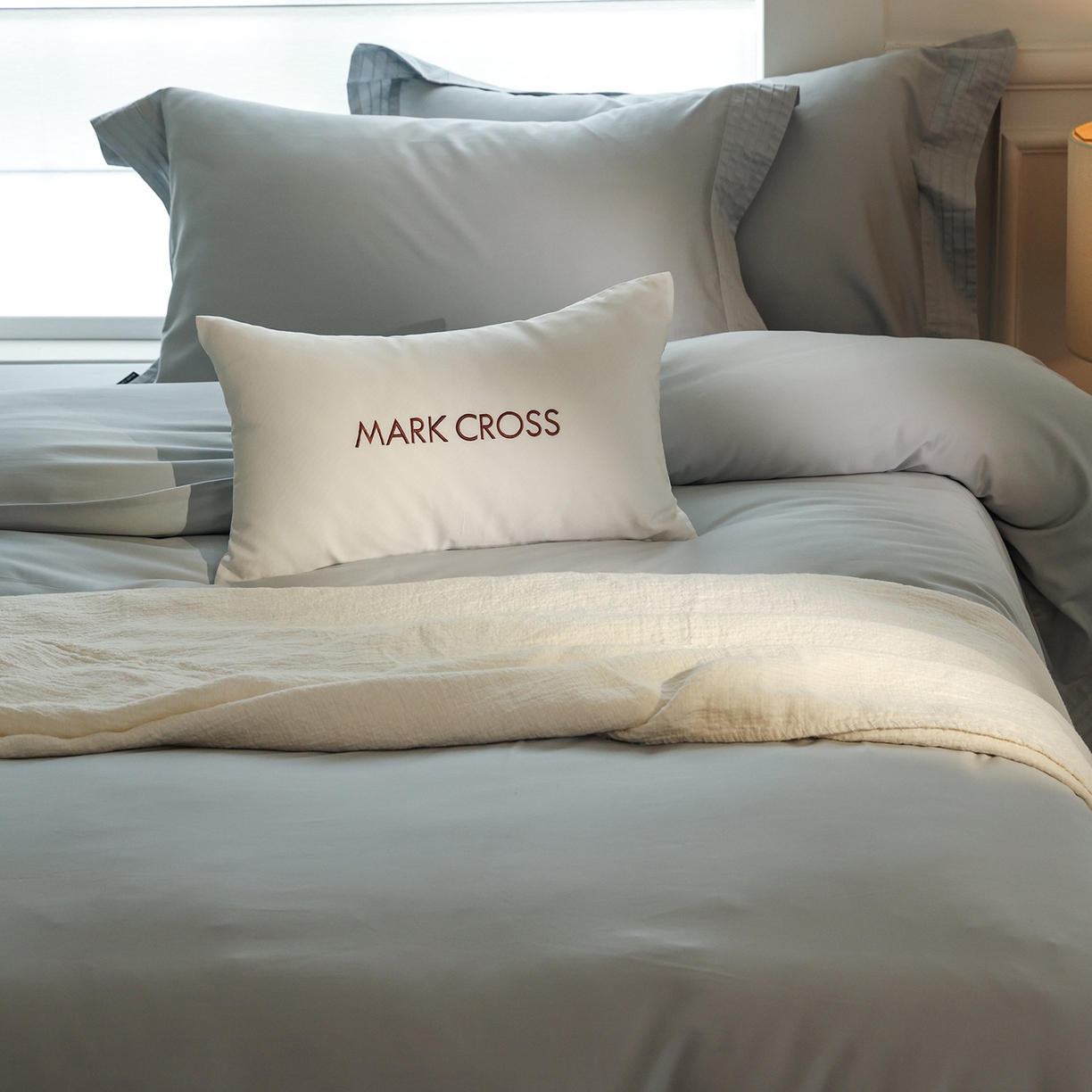 91家纺网 家纺一手货源 找家纺 佳汐蓝家纺 2025新款静奢简约高级质感超细旦天丝棉磨毛系列四件套-热可可 蒙太奇-远天蓝