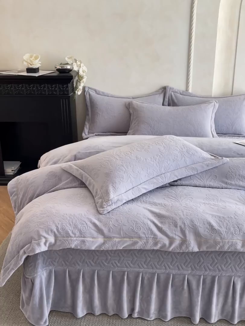 91家纺网 家纺一手货源 找家纺 孟鑫家纺 2025新款加厚全消光雕花牛奶绒床盖四件套-维纳斯系列 香芋紫