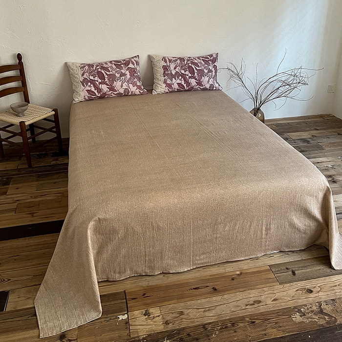 91家纺网 家纺一手货源 找家纺 梦纤绒 2025秋冬新品A类高克重亚麻复古全棉花边侘寂风原麻系列木槿红