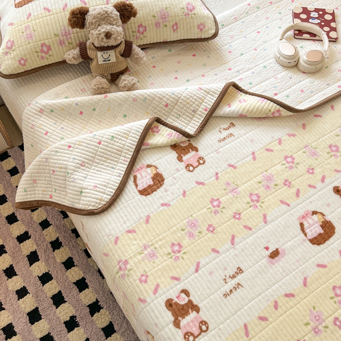 91家纺网 家纺一手货源 找家纺 茉夕家纺 2025新款2025跑量双层纱牛奶绒印花床盖 床盖单件 白桃公主