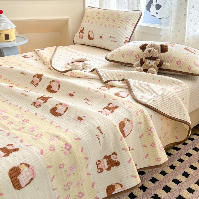 91家纺网 家纺一手货源 找家纺 茉夕家纺 2025新款2025跑量双层纱牛奶绒印花床盖 床盖单件 白桃公主