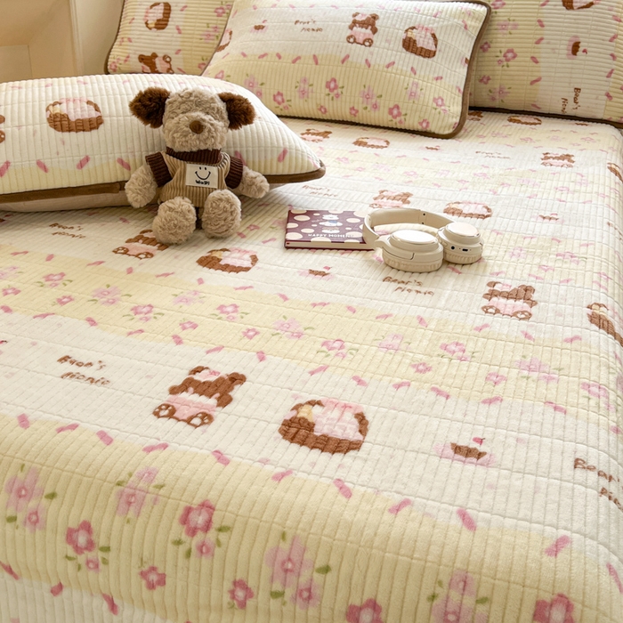 91家纺网 家纺一手货源 找家纺 茉夕家纺 2025新款2025跑量双层纱牛奶绒印花床盖 床盖单件 白桃公主