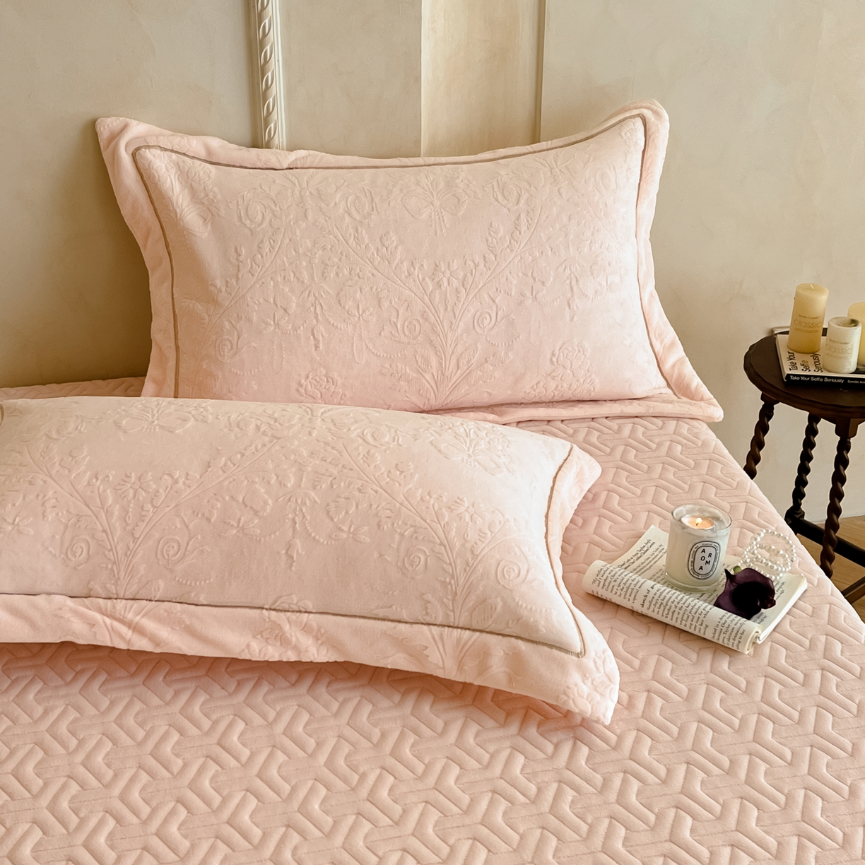 91家纺网 家纺一手货源 找家纺 孟鑫家纺 2025新款加厚全消光雕花牛奶绒床盖四件套-维纳斯系列 樱花粉