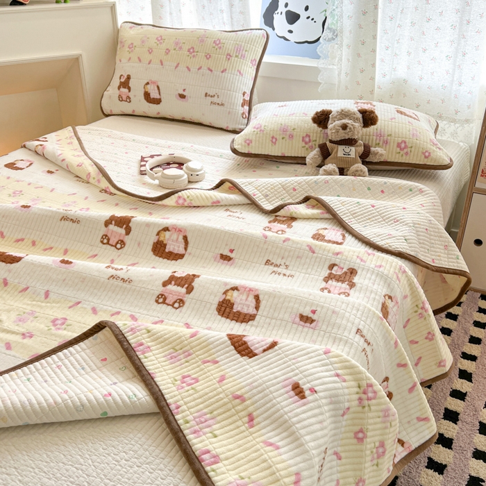 91家纺网 家纺一手货源 找家纺 茉夕家纺 2025新款2025跑量双层纱牛奶绒印花床盖 床盖单件 白桃公主