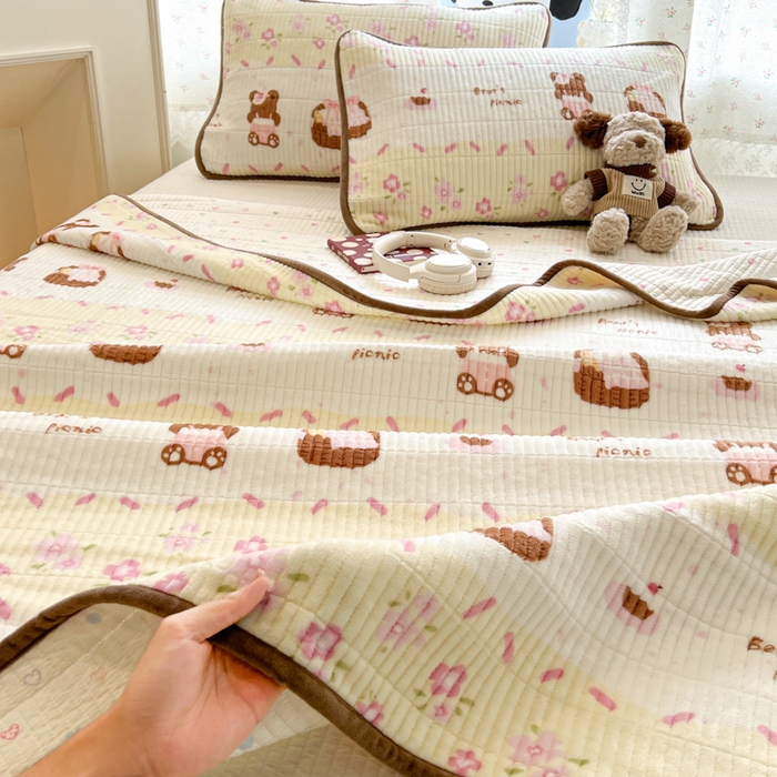 91家纺网 家纺一手货源 找家纺 茉夕家纺 2025新款2025跑量双层纱牛奶绒印花床盖 床盖单件 白桃公主