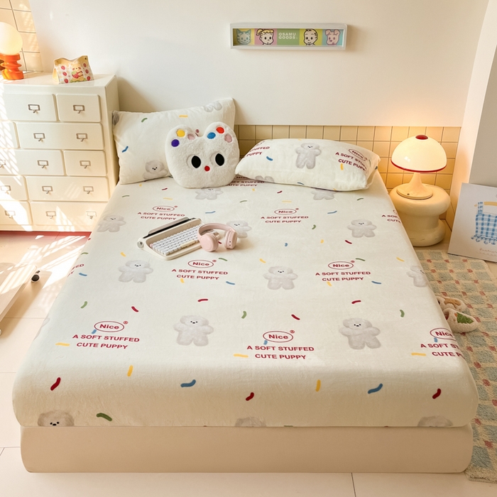 91家纺网 家纺一手货源 找家纺 爱彼家纺 2025新款高克重牛奶绒卡通床笠单床笠单件 白熊甜梦