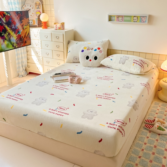 91家纺网 家纺一手货源 找家纺 爱彼家纺 2025新款高克重牛奶绒卡通床笠单床笠单件 白熊甜梦