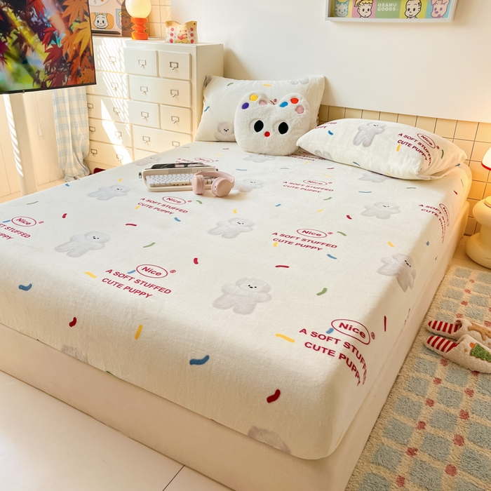 91家纺网 家纺一手货源 找家纺 爱彼家纺 2025新款高克重牛奶绒卡通床笠单床笠单件 白熊甜梦