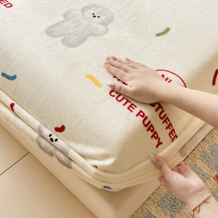 91家纺网 家纺一手货源 找家纺 爱彼家纺 2025新款高克重牛奶绒卡通床笠单床笠单件 白熊甜梦