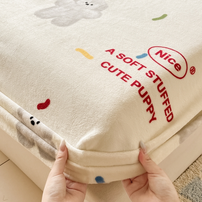 91家纺网 家纺一手货源 找家纺 爱彼家纺 2025新款高克重牛奶绒卡通床笠单床笠单件 白熊甜梦