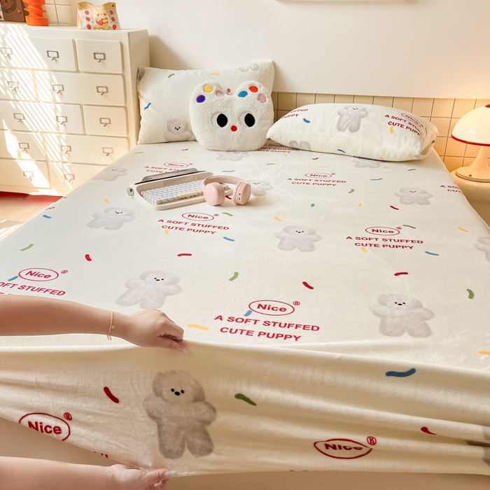 91家纺网 家纺一手货源 找家纺 爱彼家纺 2025新款高克重牛奶绒卡通床笠单床笠单件 白熊甜梦