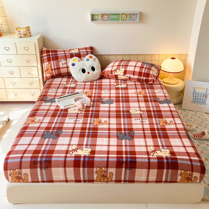 91家纺网 家纺一手货源 找家纺 爱彼家纺 2025新款高克重牛奶绒卡通床笠单床笠单件 红格猫语