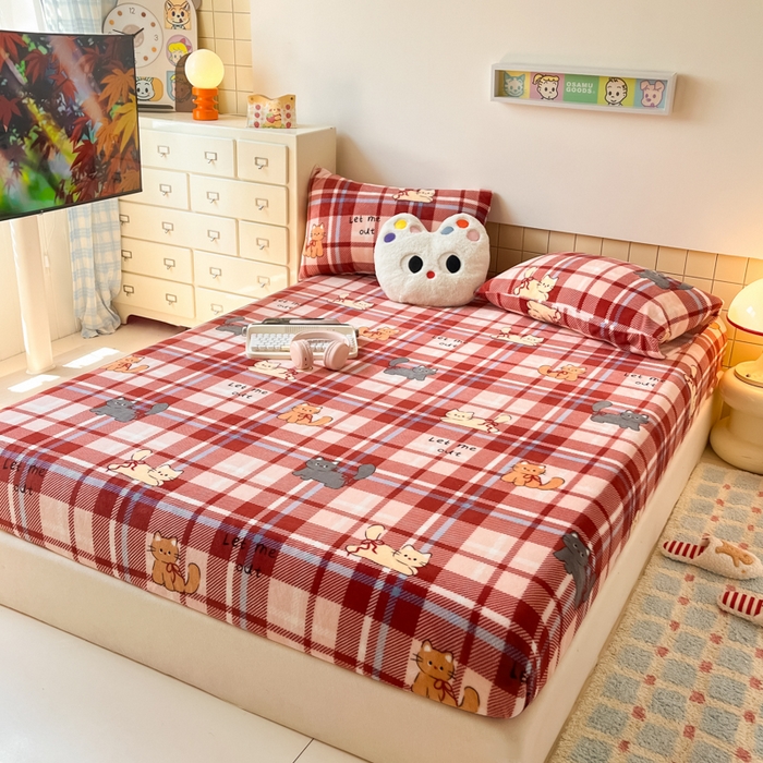 91家纺网 家纺一手货源 找家纺 爱彼家纺 2025新款高克重牛奶绒卡通床笠单床笠单件 红格猫语