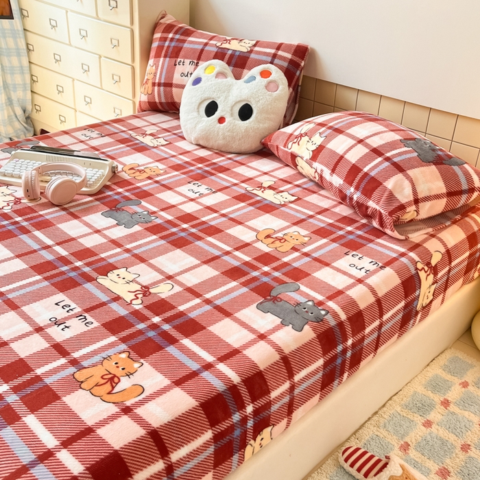 91家纺网 家纺一手货源 找家纺 爱彼家纺 2025新款高克重牛奶绒卡通床笠单床笠单件 红格猫语