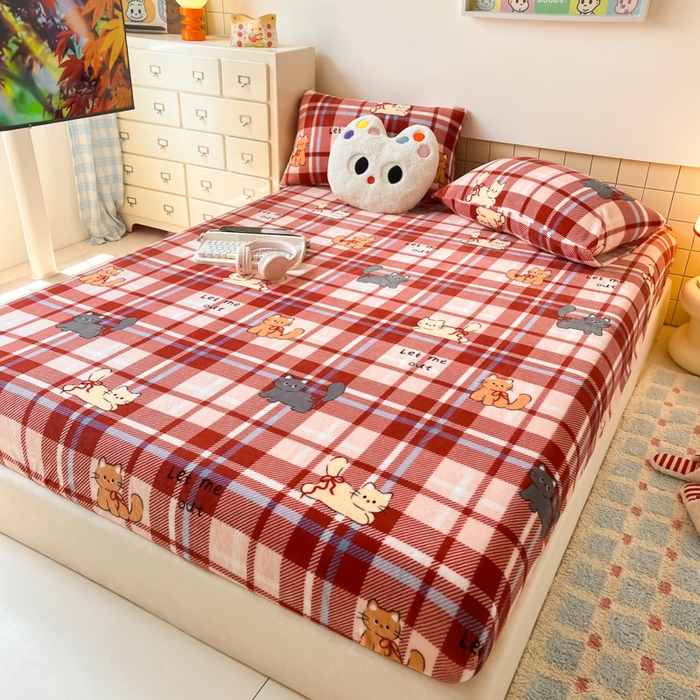91家纺网 家纺一手货源 找家纺 爱彼家纺 2025新款高克重牛奶绒卡通床笠单床笠单件 红格猫语