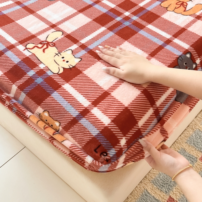 91家纺网 家纺一手货源 找家纺 爱彼家纺 2025新款高克重牛奶绒卡通床笠单床笠单件 红格猫语