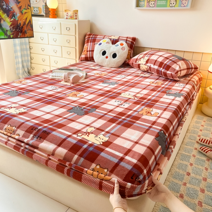 91家纺网 家纺一手货源 找家纺 爱彼家纺 2025新款高克重牛奶绒卡通床笠单床笠单件 红格猫语