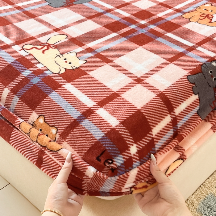 91家纺网 家纺一手货源 找家纺 爱彼家纺 2025新款高克重牛奶绒卡通床笠单床笠单件 红格猫语