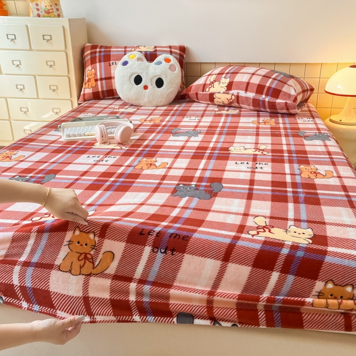 91家纺网 家纺一手货源 找家纺 爱彼家纺 2025新款高克重牛奶绒卡通床笠单床笠单件 红格猫语