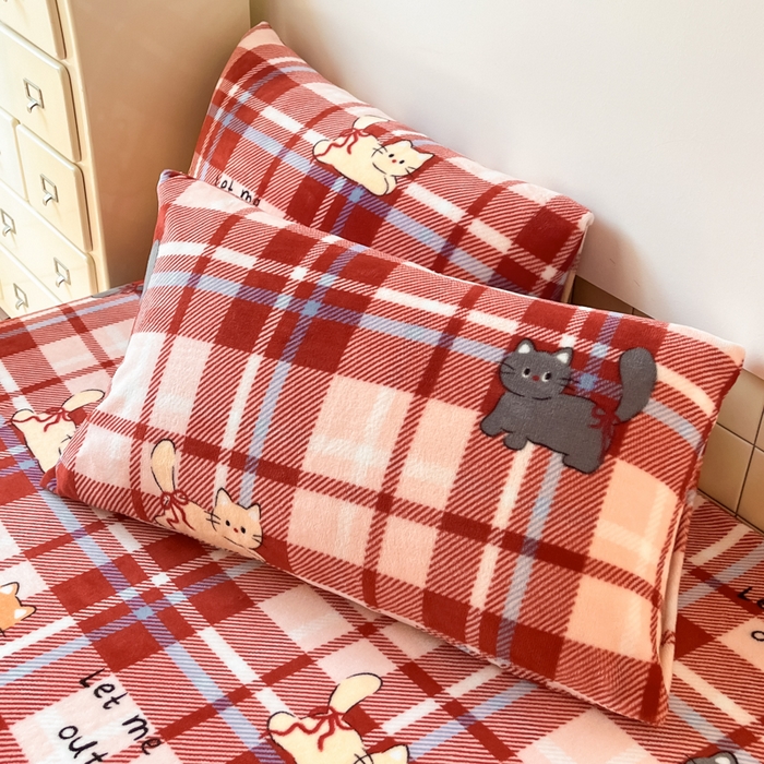 91家纺网 家纺一手货源 找家纺 爱彼家纺 2025新款高克重牛奶绒卡通床笠单床笠单件 红格猫语