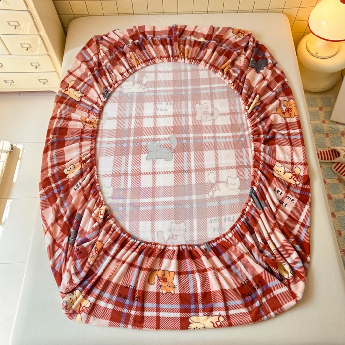 91家纺网 家纺一手货源 找家纺 爱彼家纺 2025新款高克重牛奶绒卡通床笠单床笠单件 红格猫语