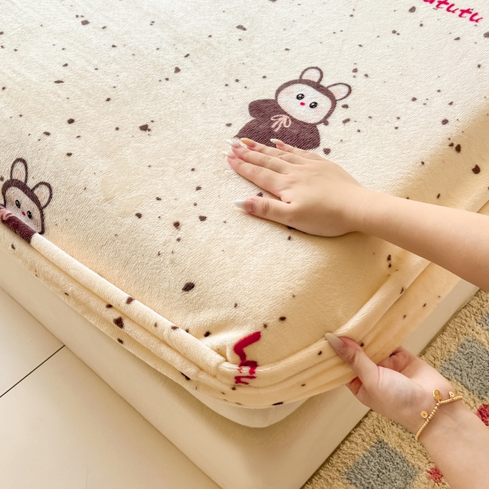 91家纺网 家纺一手货源 找家纺 爱彼家纺 2025新款高克重牛奶绒卡通床笠单床笠单件 拉布布