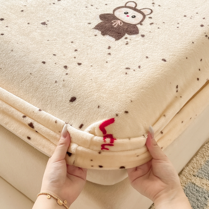 91家纺网 家纺一手货源 找家纺 爱彼家纺 2025新款高克重牛奶绒卡通床笠单床笠单件 拉布布