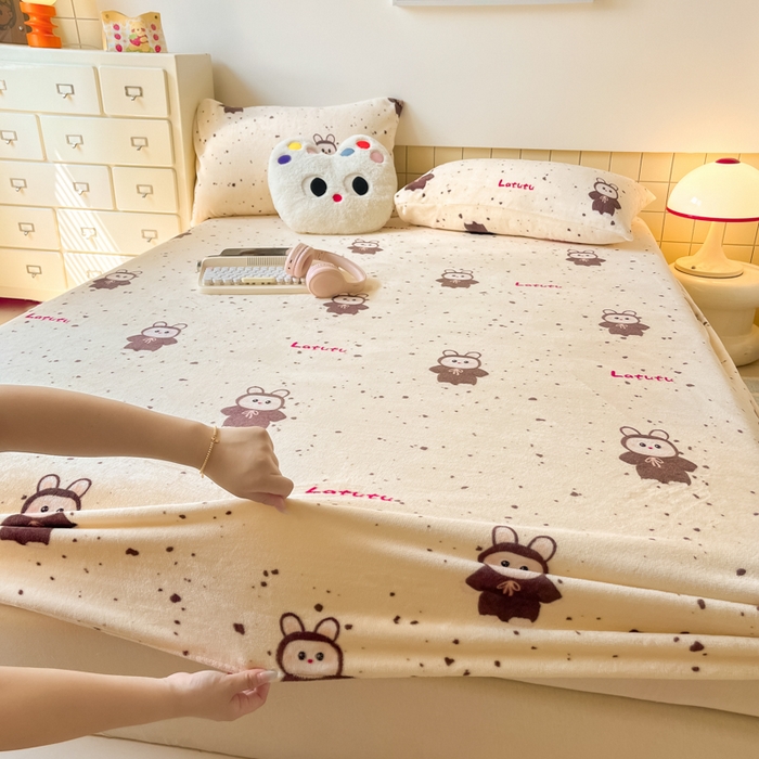 91家纺网 家纺一手货源 找家纺 爱彼家纺 2025新款高克重牛奶绒卡通床笠单床笠单件 拉布布