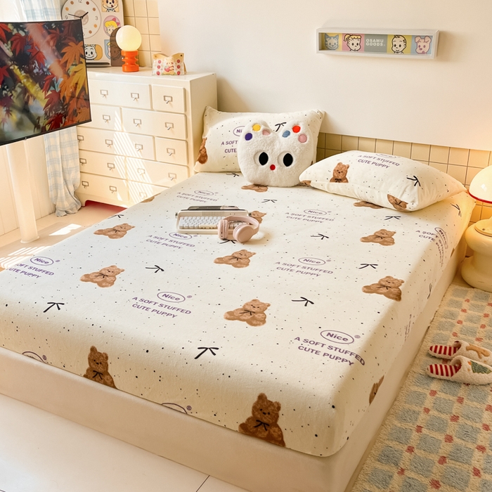 91家纺网 家纺一手货源 找家纺 爱彼家纺 2025新款高克重牛奶绒卡通床笠单床笠单件 软萌泰迪熊