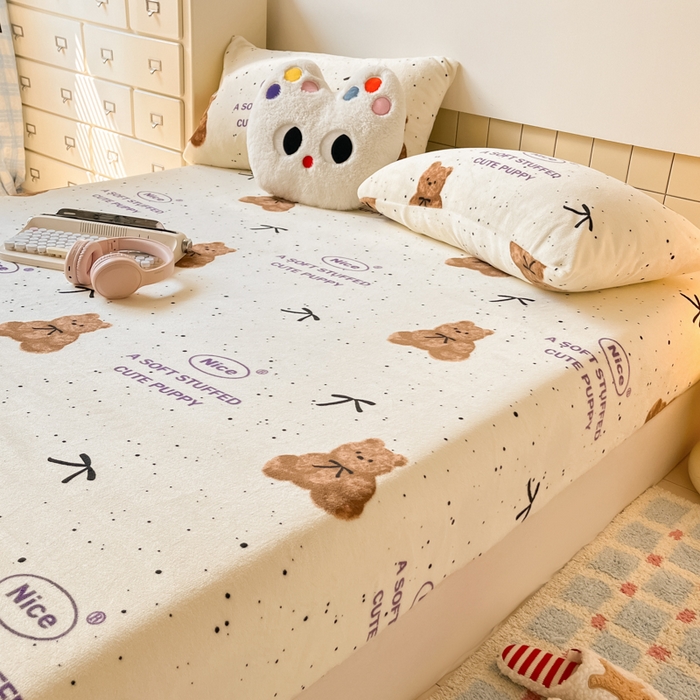 91家纺网 家纺一手货源 找家纺 爱彼家纺 2025新款高克重牛奶绒卡通床笠单床笠单件 软萌泰迪熊