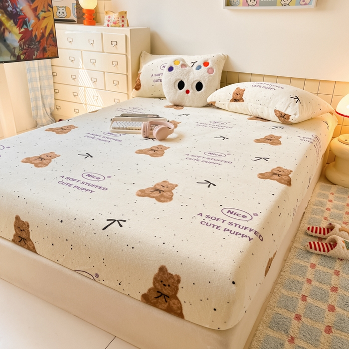 91家纺网 家纺一手货源 找家纺 爱彼家纺 2025新款高克重牛奶绒卡通床笠单床笠单件 软萌泰迪熊