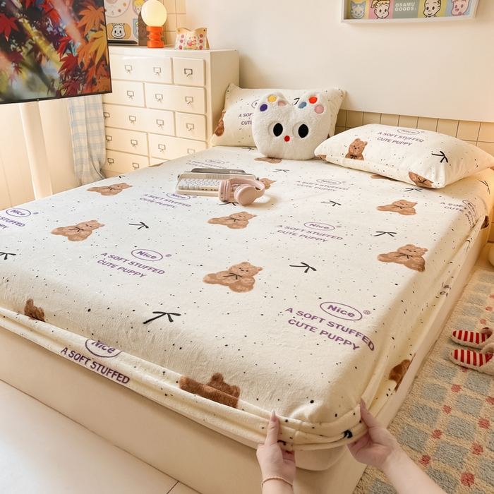 91家纺网 家纺一手货源 找家纺 爱彼家纺 2025新款高克重牛奶绒卡通床笠单床笠单件 软萌泰迪熊