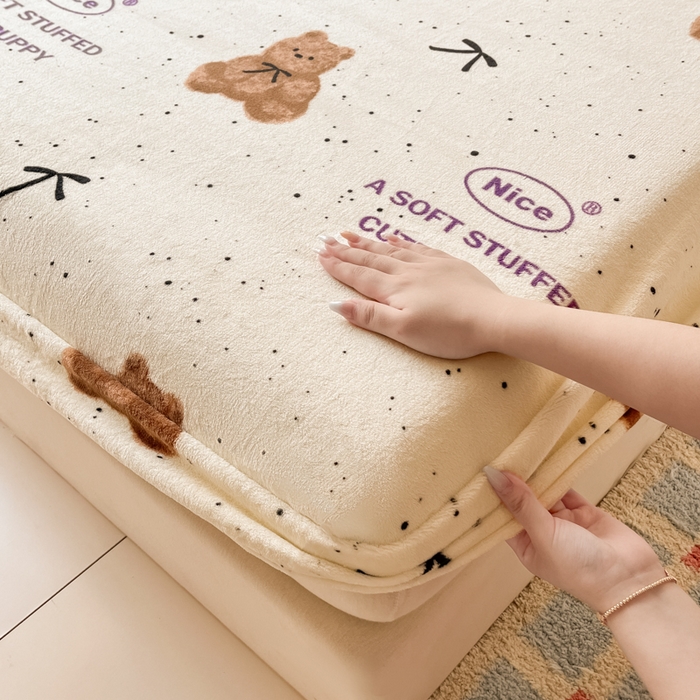 91家纺网 家纺一手货源 找家纺 爱彼家纺 2025新款高克重牛奶绒卡通床笠单床笠单件 软萌泰迪熊