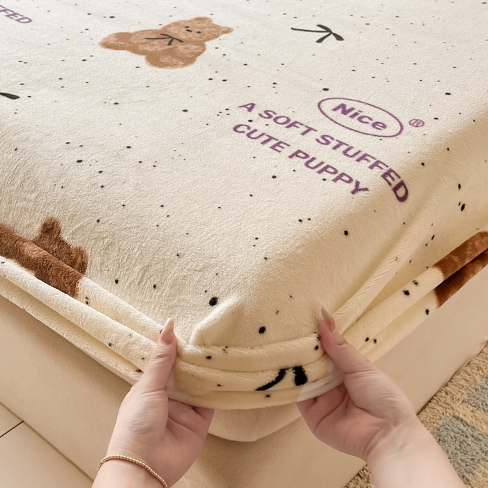 91家纺网 家纺一手货源 找家纺 爱彼家纺 2025新款高克重牛奶绒卡通床笠单床笠单件 软萌泰迪熊