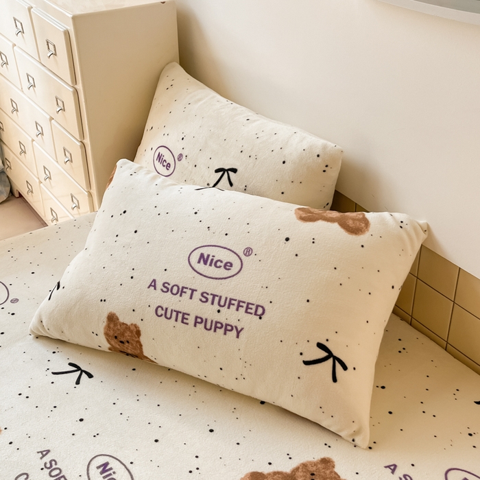 91家纺网 家纺一手货源 找家纺 爱彼家纺 2025新款高克重牛奶绒卡通床笠单床笠单件 软萌泰迪熊