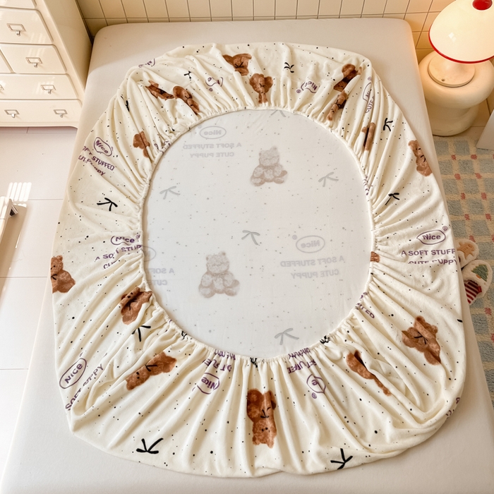 91家纺网 家纺一手货源 找家纺 爱彼家纺 2025新款高克重牛奶绒卡通床笠单床笠单件 软萌泰迪熊