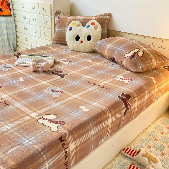 91家纺网 家纺一手货源 找家纺 爱彼家纺 2025新款高克重牛奶绒卡通床笠单床笠单件 小狗格温