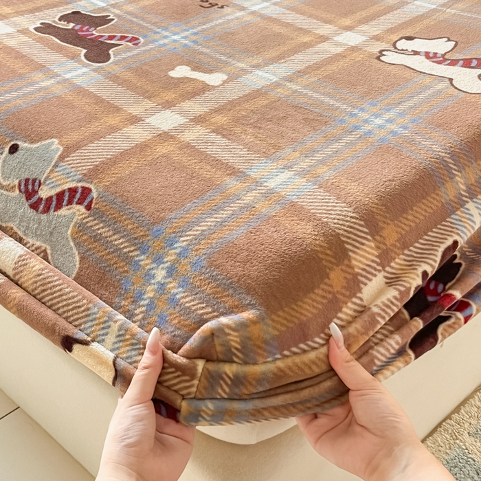 91家纺网 家纺一手货源 找家纺 爱彼家纺 2025新款高克重牛奶绒卡通床笠单床笠单件 小狗格温