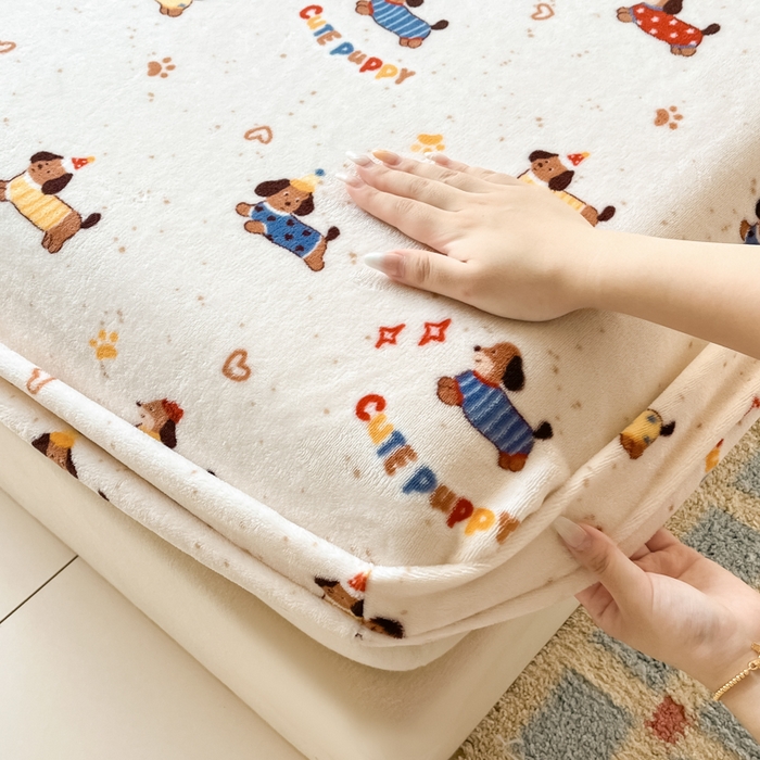 91家纺网 家纺一手货源 找家纺 爱彼家纺 2025新款高克重牛奶绒卡通床笠单床笠单件 小狗派对