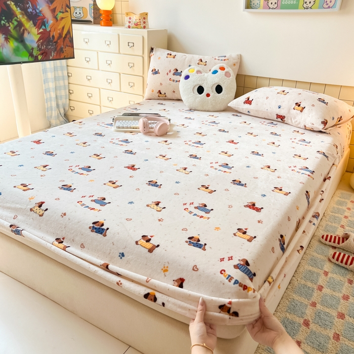 91家纺网 家纺一手货源 找家纺 爱彼家纺 2025新款高克重牛奶绒卡通床笠单床笠单件 小狗派对