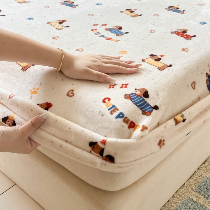 91家纺网 家纺一手货源 找家纺 爱彼家纺 2025新款高克重牛奶绒卡通床笠单床笠单件 小狗派对