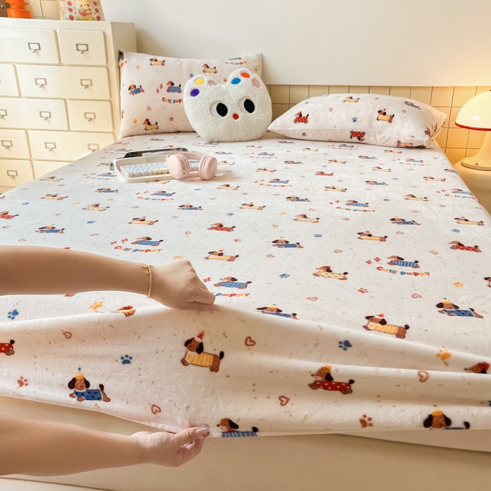 91家纺网 家纺一手货源 找家纺 爱彼家纺 2025新款高克重牛奶绒卡通床笠单床笠单件 小狗派对