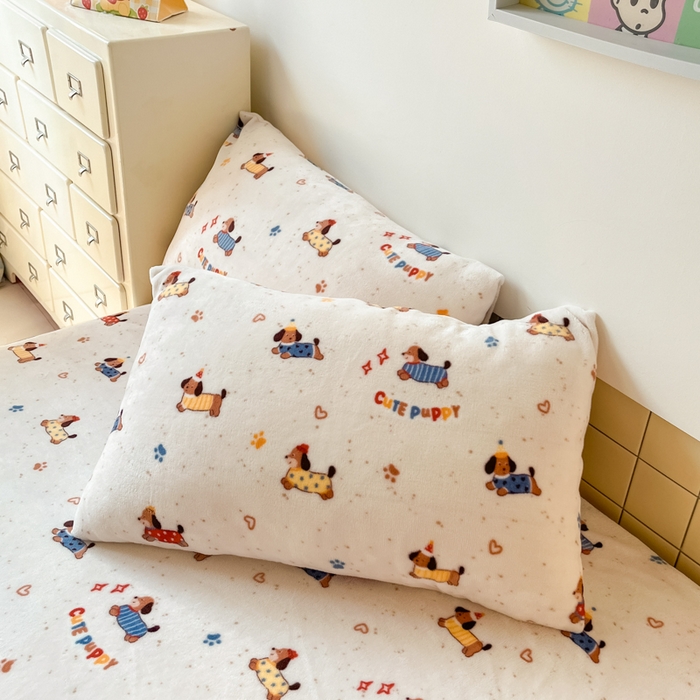 91家纺网 家纺一手货源 找家纺 爱彼家纺 2025新款高克重牛奶绒卡通床笠单床笠单件 小狗派对