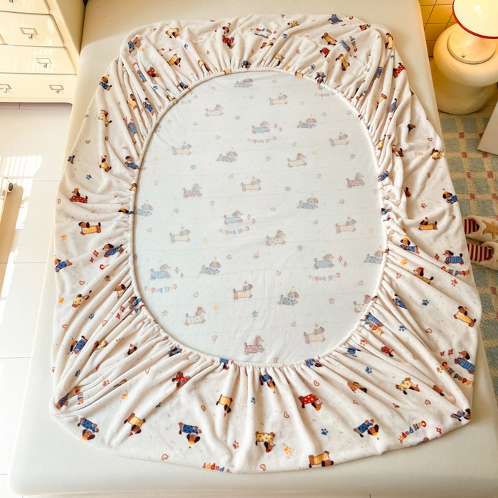 91家纺网 家纺一手货源 找家纺 爱彼家纺 2025新款高克重牛奶绒卡通床笠单床笠单件 小狗派对