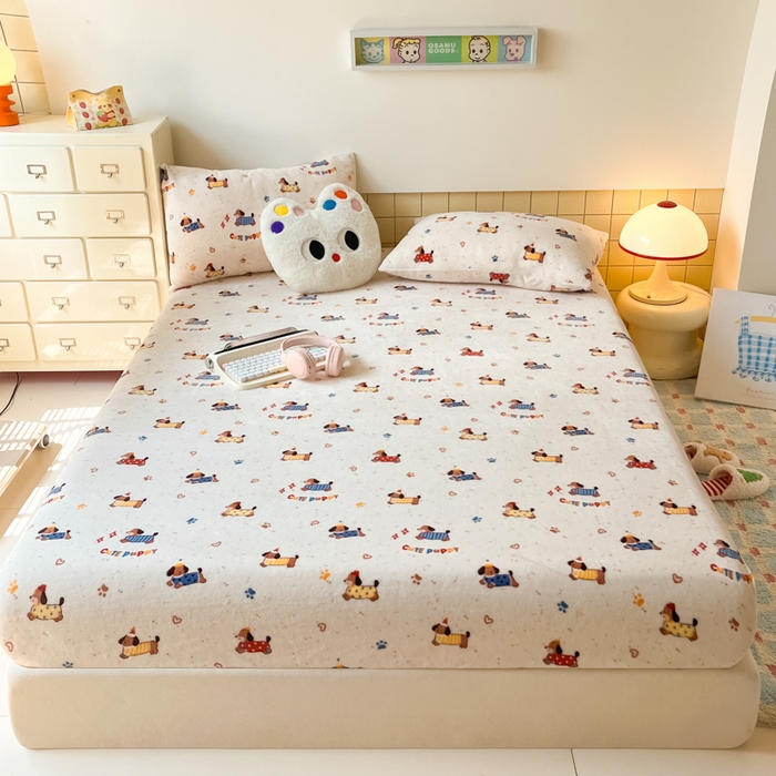 91家纺网 家纺一手货源 找家纺 爱彼家纺 2025新款高克重牛奶绒卡通床笠单床笠单件 小狗派对