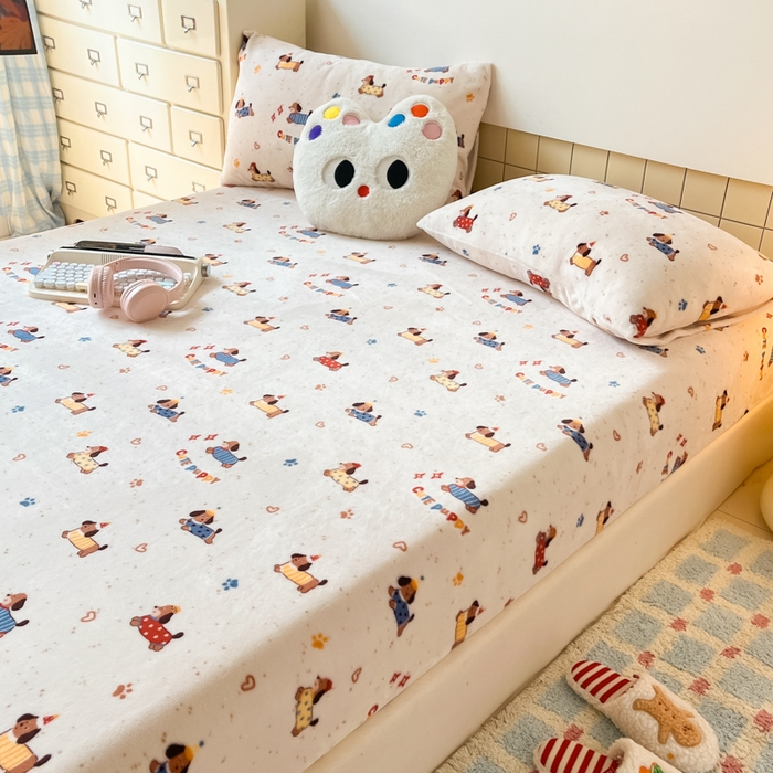 91家纺网 家纺一手货源 找家纺 爱彼家纺 2025新款高克重牛奶绒卡通床笠单床笠单件 小狗派对